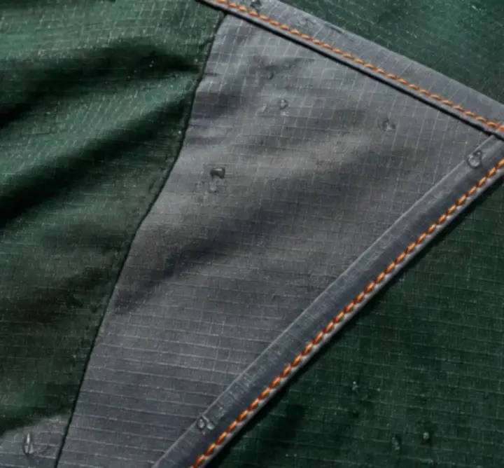 Szczegółowa tekstura materiału namiotowego z podwójnymi szwami