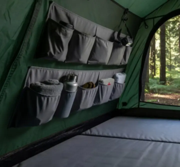 Ergonomiczne wnętrze namiotu z przegródkami i oświetleniem