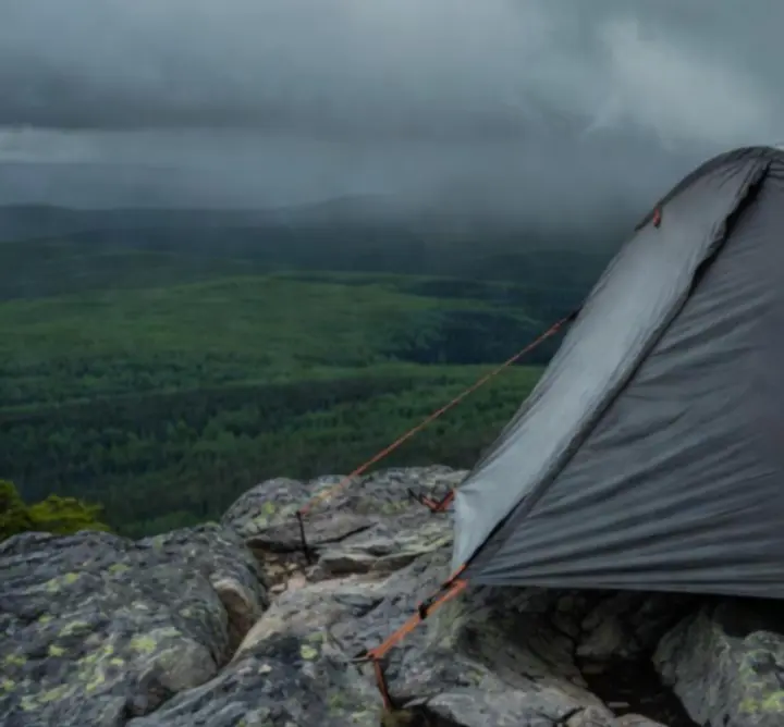Namiot ekspedycyjny na tle górskiego zachodu słońca
