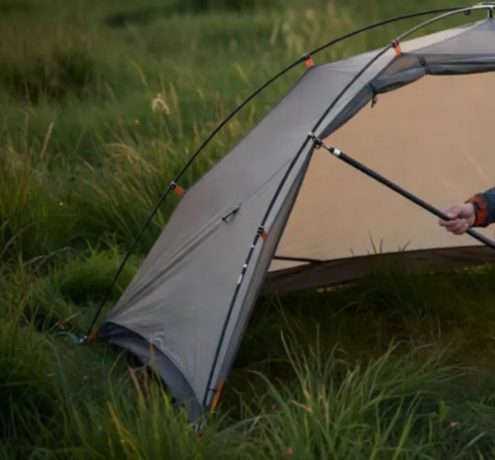 Szybki proces rozkładania namiotu z kolorowymi elementami stelaża