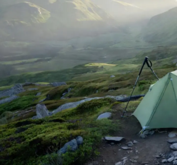 Ultralekki namiot trekkingowy na skalnym zboczu