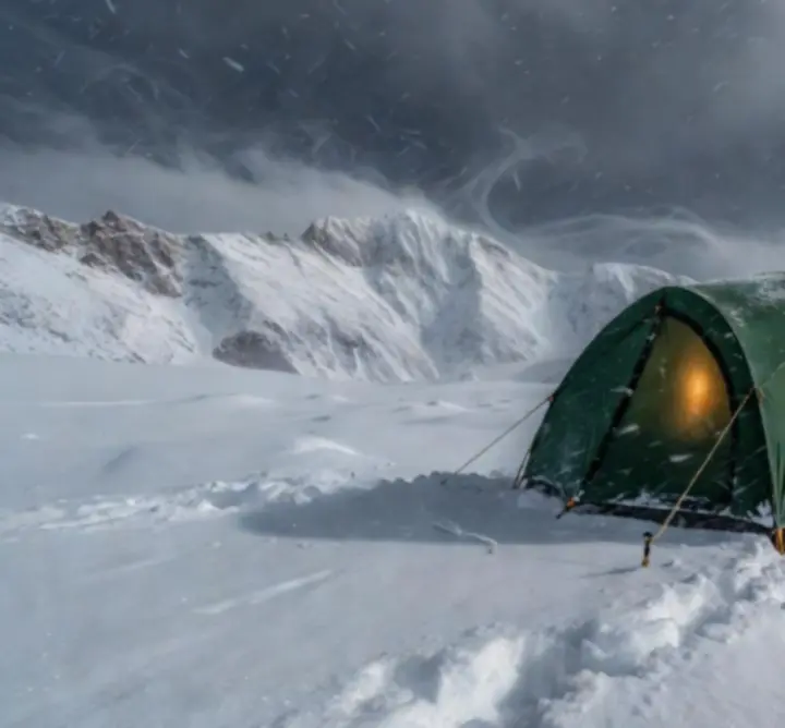 Namiot czterosezonowy w zaśnieżonym górskim terenie